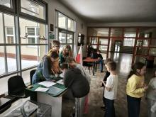 Dzieci na szkolnym korytarzu