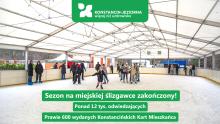 Zadaszone lodowisko w Parku Zdrojowym, na którym liczne osoby, w tym dzieci i dorośli, jeżdżą na łyżwach w zimowej, rekreacyjnej atmosferze.