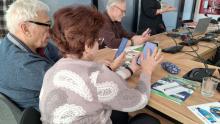 seniorzy korzystają z telefonu