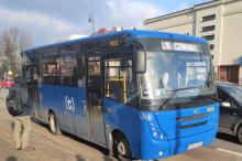 Niebieski autobus linii L16 zatrzymuje się przy przystanku miejskim, a pasażer wsiada do środka.