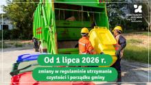 Dwóch pracowników służb komunalnych w pomarańczowych strojach ostrzegawczych i żółtych kaskach opróżnia duży żółty pojemnik na śmieci do zielonej śmieciarki. Na pierwszym planie widoczne są inne kolorowe kontenery: czerwony, zielony i niebieski.