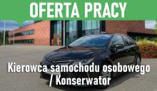 Grafika z napisem „Oferta pracy” przedstawia czarny samochód zaparkowany przed budynkiem urzędu oraz informację o stanowisku: kierowca samochodu osobowego / konserwator.