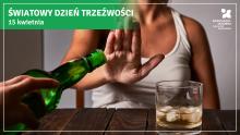 Kobieta gestem dłoni odmawia alkoholu, gdy ktoś próbuje nalać napój z zielonej butelki do szklanki stojącej na stole, na grafice z napisem „Światowy Dzień Trzeźwości – 15 kwietnia”.