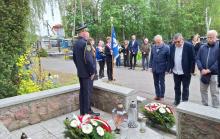 przedstawiciele seniorów składają hołd przed pomnikiem pamięci