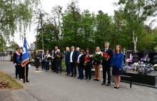 Uczestnicy uroczystości słuchają wystąpienia podczas obchodów 81. rocznicy zakończenia II wojny światowej na cmentarzu w Skolimowie.