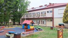 budynek z instalacją fotowoltaiczną