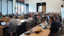 Sala posiedzeń konstancińskiego magistratu wypełniona uczestnikami podczas dyskusji nad projektem Planu Ogólnego Gminy Konstancin-Jeziorna.