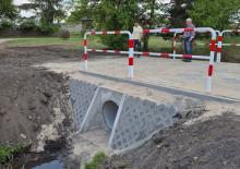 Nowo wyremontowany przepust w Opaczy wraz z umocnionym rowem odwadniającym i barierkami zabezpieczającymi przy drodze gminnej.