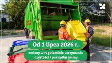 Grafika przedstawia pracowników firmy komunalnej opróżniających pojemnik na odpady do śmieciarki oraz informację o zmianach w regulaminie utrzymania czystości i porządku w gminie Konstancin-Jeziorna od 1 lipca 2026 r.