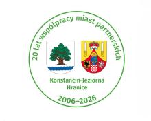 Logo 20-lecia partnerstwa Konstancina-Jeziorny i Hranic z herbami obu miast oraz napisem upamiętniającym współpracę w latach 2006–2026.
