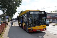 Autobus linii 251 z napisem Metro Wilanowska stojący na przystanku autobusowym.