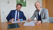 Na zdjęciu burmistrz Michał Wiśniewski oraz przedstawiciel pracowni Archigrest podpisują umowę na opracowanie koncepcji Mokradłowego Parku Przyrodniczo-Kulturowego na Łąkach Oborskich.