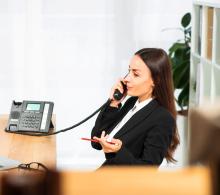 Kobieta trzymająca telefon w ręku