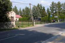 Na zdjęciu widoczny jest nowy przystanek autobusowy „Czernidła-Dom Ludowy”. Przy utwardzonym peronie ustawiono słupek z oznaczeniem przystanku, a obok znajduje się jezdnia otoczona drzewami i zabudową jednorodzinną. Przystanek został przygotowany do obsługi pasażerów komunikacji publicznej