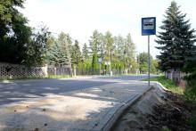 Na zdjęciu widoczny jest nowy przystanek autobusowy „Czernidła-Dom Ludowy”. Przy utwardzonym peronie ustawiono słupek z oznaczeniem przystanku, a obok znajduje się jezdnia otoczona drzewami i zabudową jednorodzinną. Przystanek został przygotowany do obsługi pasażerów komunikacji publicznej