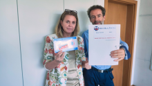 Kobieta i mężczyzna trzymają w rękach Teczkę Życia na dokumentację medyczną oraz Kopertę Życia z kartą informacyjną i kartą ICE, zawierającą dane kontaktowe na wypadek nagłej sytuacji
