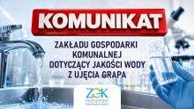 Grafika informująca o komunikacie Zakładu Gospodarki Komunalnej w Konstancinie-Jeziornie dotyczącym jakości wody z ujęcia Grapa; w tle widoczne są kran z płynącą wodą oraz dłoń w rękawiczce trzymająca probówkę z wodą.