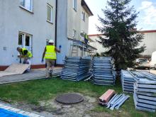 Pracownicy przygotowują rusztowanie przy budynku mieszkalnym przy ul. Koziej 1C w Konstancinie-Jeziornie. Prace związane są z rozpoczynającą się termomodernizacją obiektu.