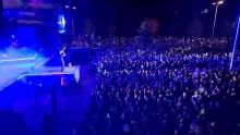 Widok tłumu uczestników „Muzycznego Pożegnania Lata” zgromadzonych przed sceną podczas koncertu w Konstancinie-Jeziornie.