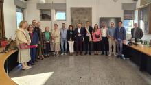 Grupowe zdjęcie delegacji Konstancina-Jeziorny i przedstawicieli Pisogne wykonane w sali posiedzeń włoskiego ratusza. W centrum stoi burmistrz Pisogne w szarfie w barwach włoskiej flagi, obok przedstawiciele obu miast.