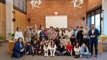 Zdjęcie grupowe uczniów SP nr 4 i młodzieży z Pisogne w sali posiedzeń w ratuszu