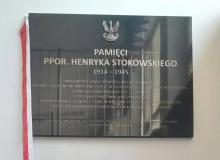 Czarna tablica pamiątkowa dedykowana ppor. Henrykowi Stokowskiemu ps. „Jaskółka”, odsłonięta w Szkole Podstawowej nr 1 w Konstancinie-Jeziornie. Na tablicy widnieje godło Polski, biało-czerwona wstęga oraz napis upamiętniający bohatera zamordowanego w 1945 roku przez Urząd Bezpieczeństwa.
