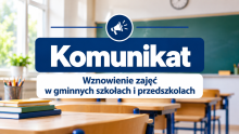 Grafika z napisem „Komunikat – Wznowienie zajęć w gminnych szkołach i przedszkolach” na tle rozmytej, pustej sali lekcyjnej.