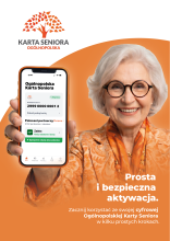 Plakat promujący cyfrową Ogólnopolską Kartę Seniora przedstawia uśmiechniętą seniorkę w okularach, trzymającą smartfon z aplikacją, oraz hasło zachęcające do prostej i bezpiecznej aktywacji karty.