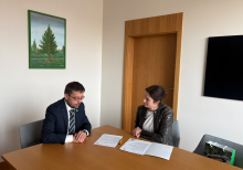 Burmistrz Michał Wiśniewski i przedstawicielka poradni Świadome Ja podpisują umowę o współpracy w ramach Konstancińskiej Karty Mieszkańca.