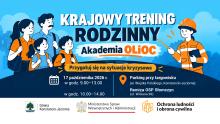 Grafika promująca Krajowy Trening Rodzinny w ramach Akademii Ochrony Ludności i Obrony Cywilnej, przedstawiająca rodzinę i instruktora oraz informacje o wydarzeniu 17 października 2026 r. w godz. 9.00–13.00 na parkingu przy targowisku przy al. Wojska Polskiego w Konstancinie-Jeziornie.