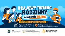 Grafika promująca Krajowy Trening Rodzinny w ramach Akademii Ochrony Ludności i Obrony Cywilnej, przedstawiająca rodzinę i instruktora oraz informacje o wydarzeniu 17 października 2026 r. w godz. 9.00–13.00 na parkingu przy targowisku przy al. Wojska Polskiego w Konstancinie-Jeziornie.