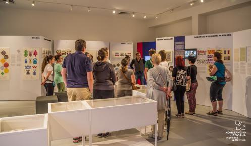 Grupa osób ogląda ekspozycję w muzeum
