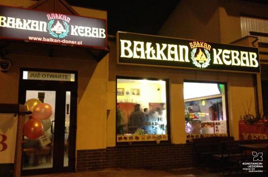Wejście do lokalu, po parwej dwa duze okna, nad wejsciem i okanmi duże kasetony podśietlane z nazwami lokalu Bałkan Kebab