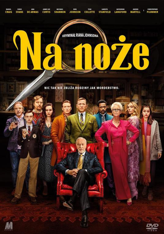 Plakat promujący film. W głównej części starszy mężczyzna siedzący na fotelu. Za nim stoi obok siebie 10 osób. Nad nimi duży napis Na noże. 