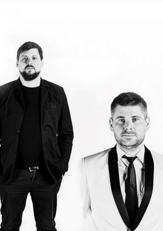 Czarno-biała fotografia, zdjęcie grupowe dwóch muzyków.
