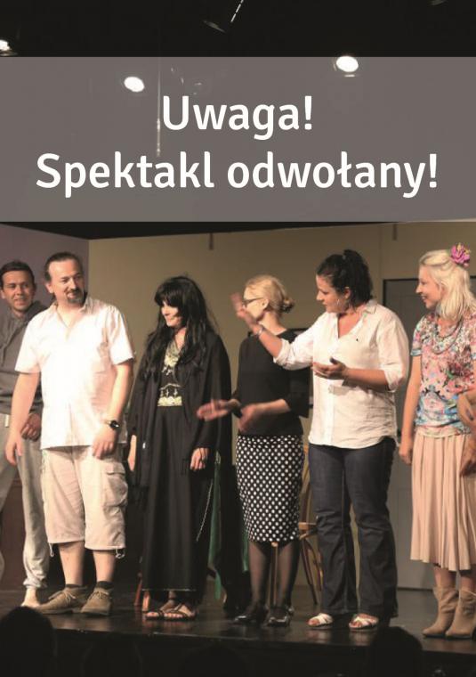 Zdjęcie grupowe aktorów z Ad Rem. Sześć dorosłych osób (4 kobiety, 2 mężczyzn) stoi w jednym rzędzie na scenie. Nad nimi biały napis: Uwaga. Spektakl odwołany! W głębi widać dekoracje teatralne - stół i krzesła.