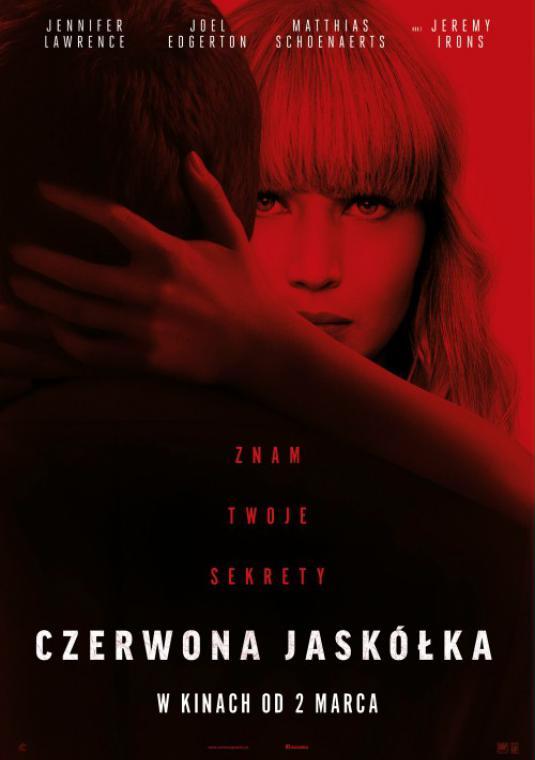 Plakat promujący film Czerwona jaskółka. W głównej części twarz młodej kobiety, która przytula się do mężczyzny. 