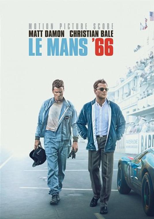 Plakat promujący film Le mans’66. W głównej części dwaj mężczyźni w średnim wieku. Obok nich stoi sportowy samochód. W tle widać trybuny pełne ludzi. 