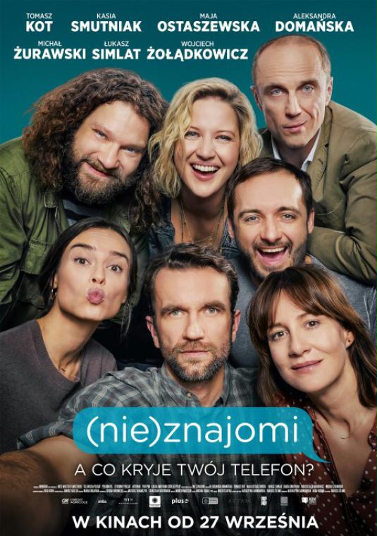 Plakat filmu (nie)znajomi. W głównej części grupa uśmiechniętych ludzi, znajomych (3 kobiety, 4 mężczyzn). Pod nimi napis (nie)znajomi, a co kryje twój telefon?