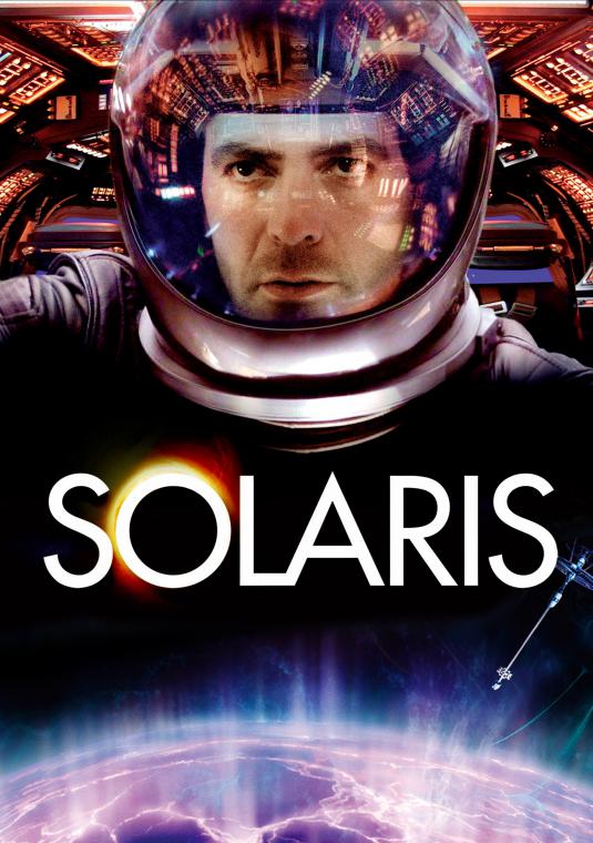 Plakat filmu Solaris. W górnej części mężczyzna w stroju kosmonauty z hełmem na głowie. Pod nim napis Solaris oraz grafika kuli ziemskiej. 