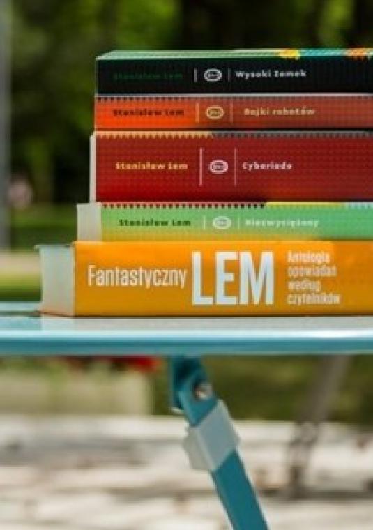 Niebieski stolik. Na nim leży 5 książek autorstwa Stanisława Lema. 