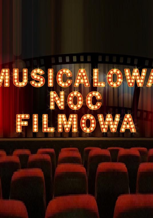 Baner internetowy do opisywanego wydarzenia, przedstawiający salę kinową, z widocznymi fotelami i częściowo zasłoniętym ekranem, na środku napis Musicalowa noc filmowa 
