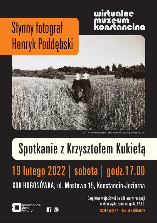 Plakat do opisywanego wydarzenia, pośrodku widoczna czarno-biała fotografia przedstawiająca dwie zakonnice idące przez pole zboża, u góry plakatu napis Wirtualne Muzeum Konstancina, poniżej po lewej napis Słynny fotograf Henryk Poddębski, poniżej zdjęcia umieszczono informacje na temat spotkania.