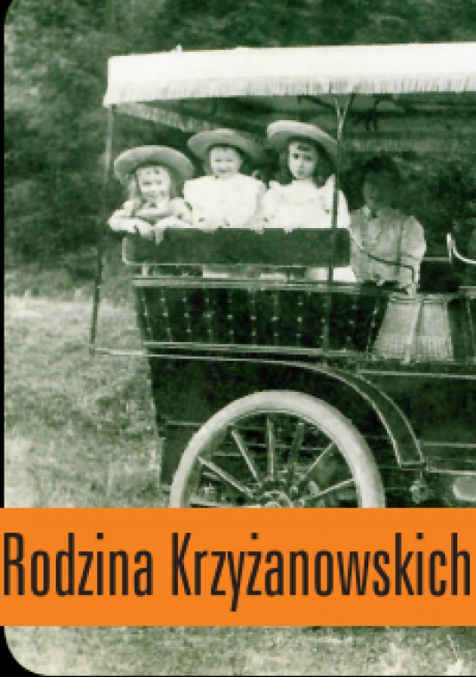 Historyczne zdjęcie z poprzedniej epoki przedstawia samochód w którym siedzi trójka dzieci odświętnie ubranych oraz dwoje dorosłych i szofer.