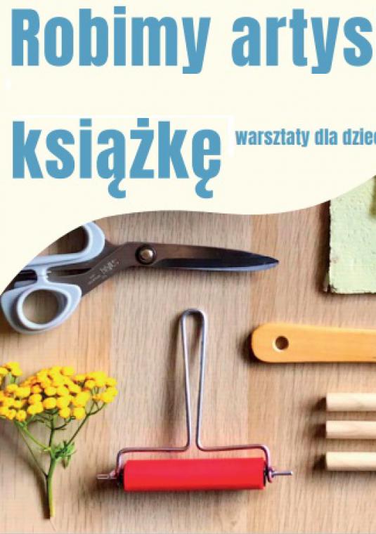 Plakat reklamowy. Duży napis robimy srtystyczną książkę. Grafika przedstawia blat stołu z leżącymi na nim przyborami do technicznych prac ręcznych.