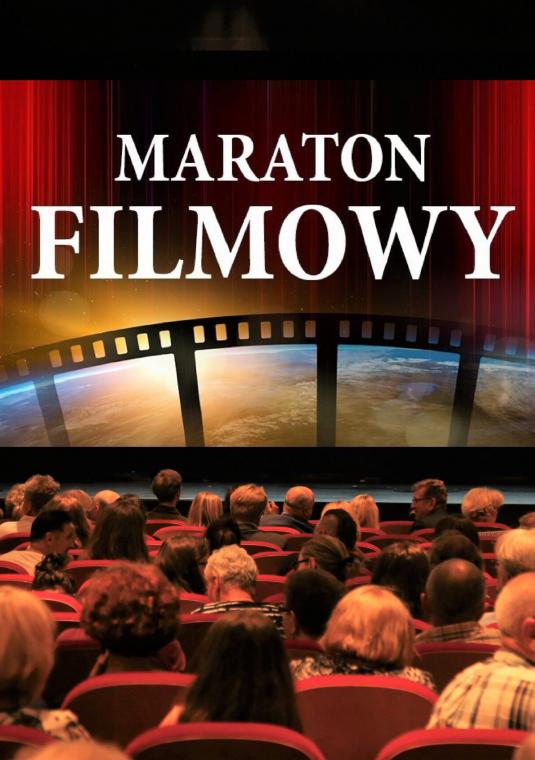 Ekran w kinie, na nim wyświetlony jest biały napis maraton filmowy. Przed ekranem siedzi widownia.