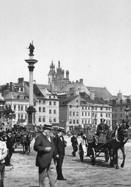 Zdjęcie przedwojennej Warszawy. Widok na plac zamkowy, zamek królewski i kolumnę Zygmunta.