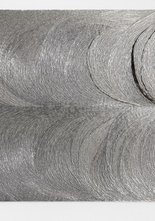 Płaska powierzchnia wypełniona w całości haftem półkoli w kolorze srebrnym.