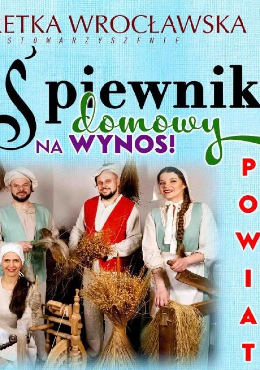 grupa osób ubrana w stroje, z łanami zbóż na błękitnym tle