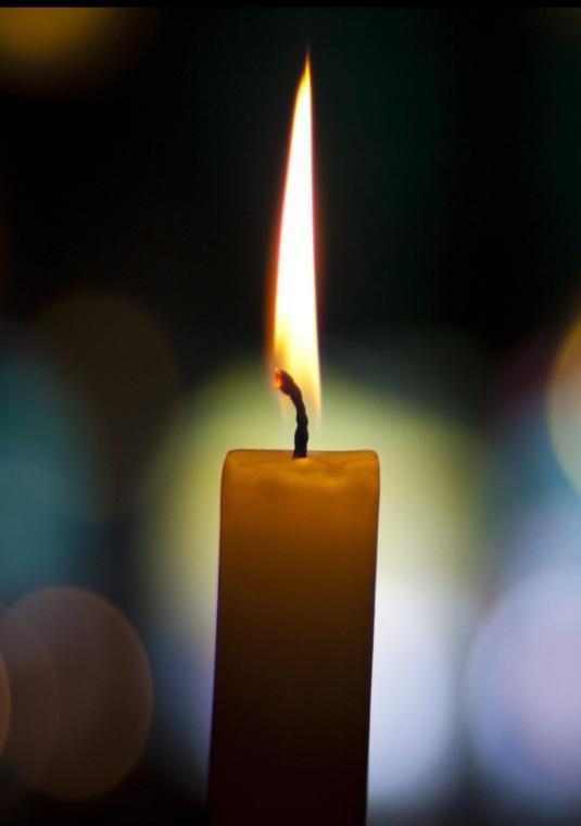 paląca się świeczka